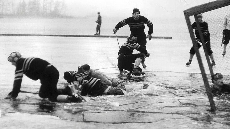 Хоккейный матч на озере Стуршён, Швеция, 1960. Фотограф Георг Лундквист