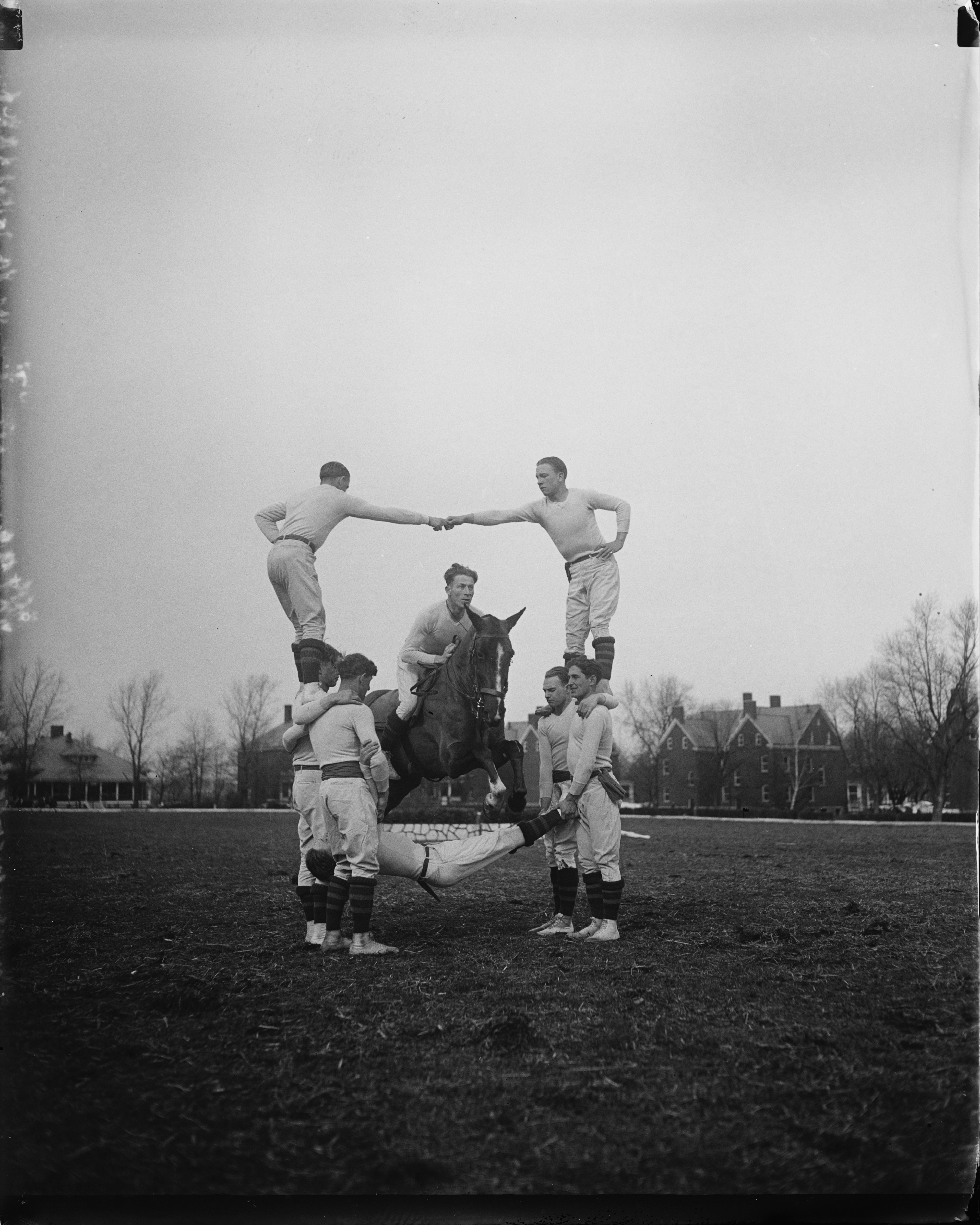 Человеческий барьер, 1931. Фотоагентство Джорджа В. Харриса и Марты Юинг — История в фотографиях: люди, времена и нравы / Камералабс