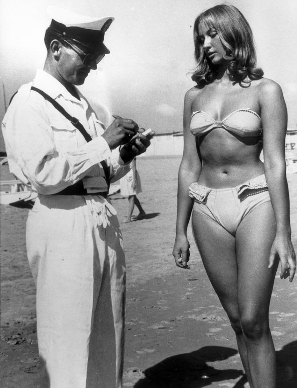 Полицейский выписывает штраф за ношение бикини на пляже в Римини, Италия, 1957