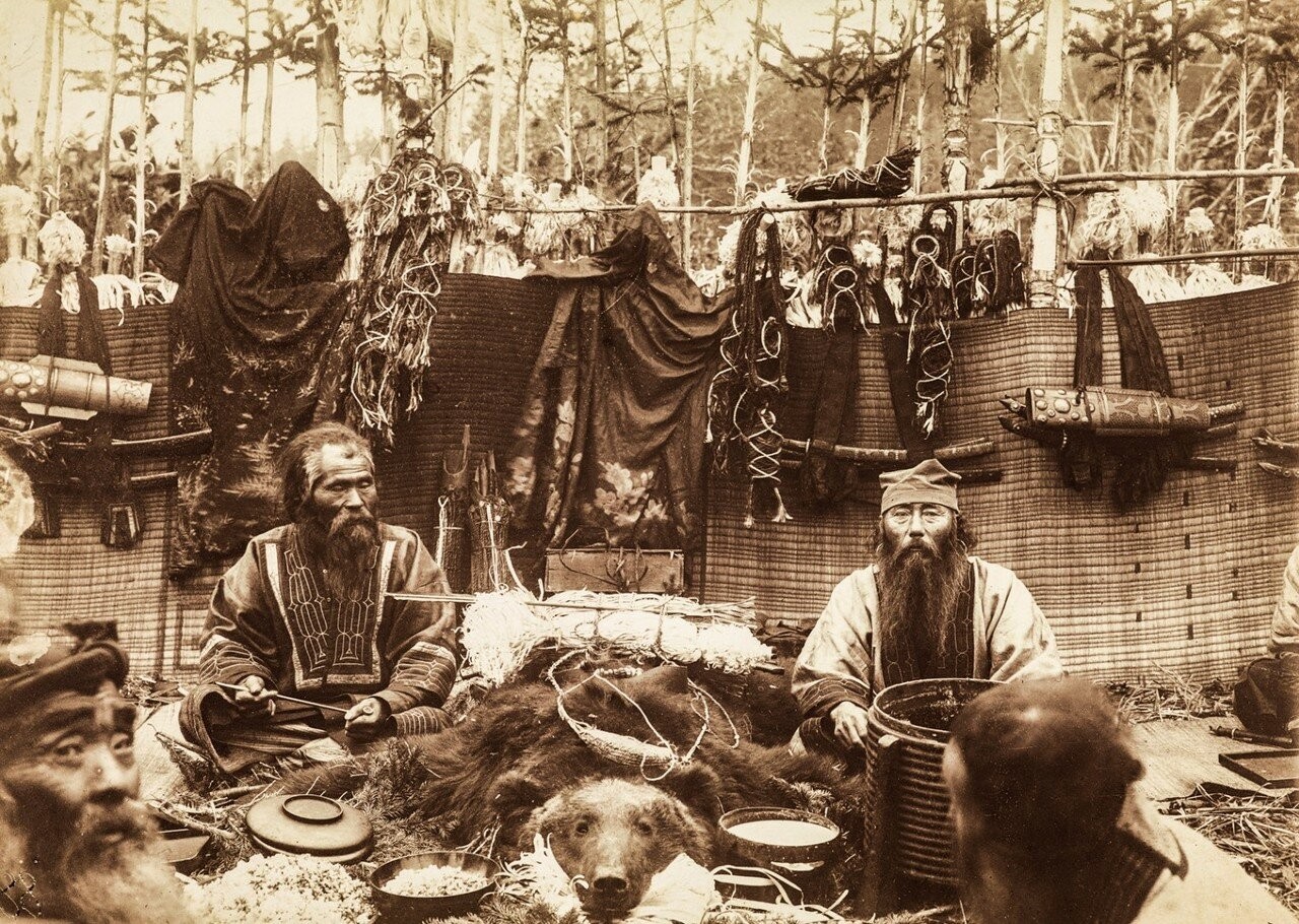 Айны – коренные жители Сахалина на медвежьем празднике, 1905