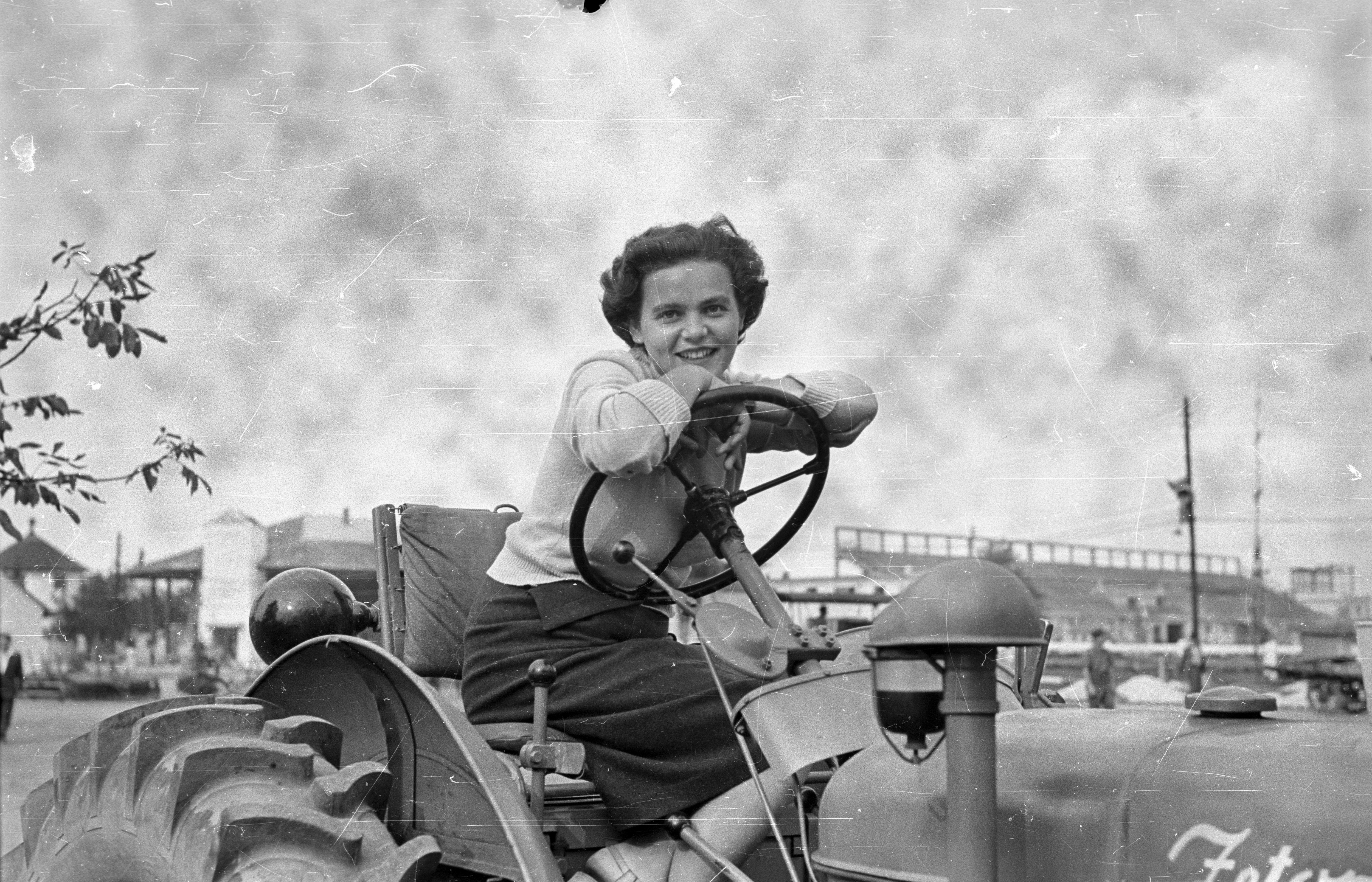 Девушка на тракторе, Венгрия, 1956. Фотограф Шандор Бауэр — История в фотографиях: люди, времена и нравы / Камералабс