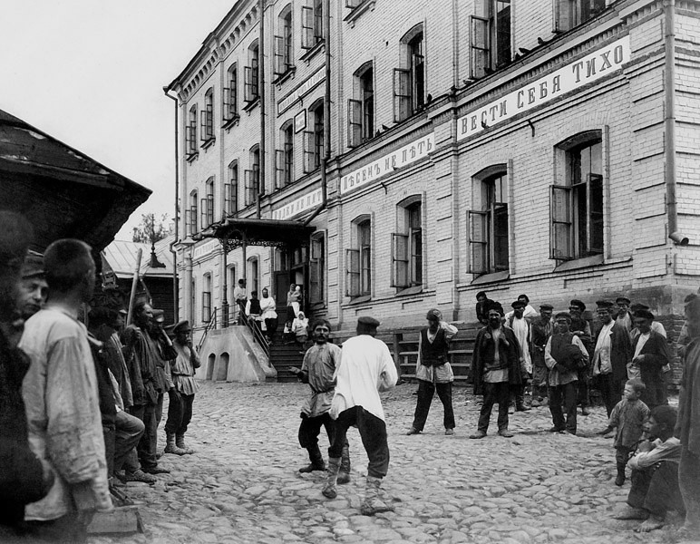 Кулачный бой. Ночлежный дом Бугрова перед открытием, Нижний Новгород, 1897 – 1903. Фотограф Максим Дмитриев — История в фотографиях: люди, времена и нравы / Камералабс
