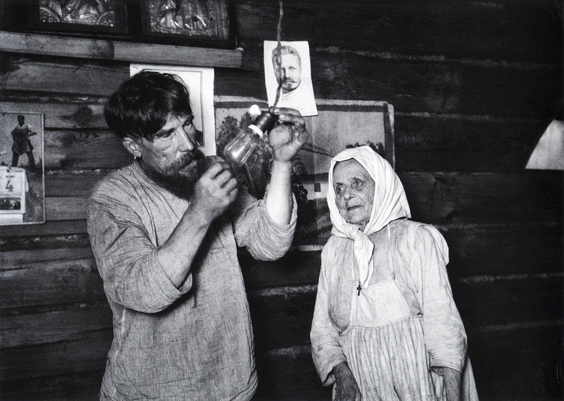 Лампочка Ильича, 1925. Фотограф Аркадий Шайхет