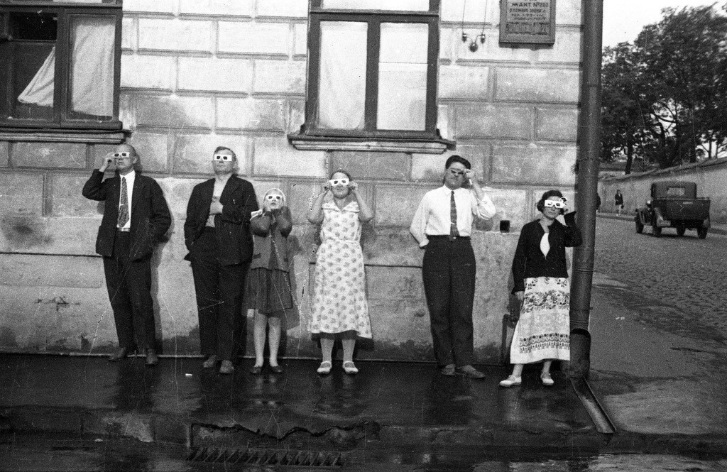 Москвичи наблюдают Большое солнечное затмение 19 июня 1936 года, Ефрем Ефремов — История в фотографиях: люди, времена и нравы / Камералабс