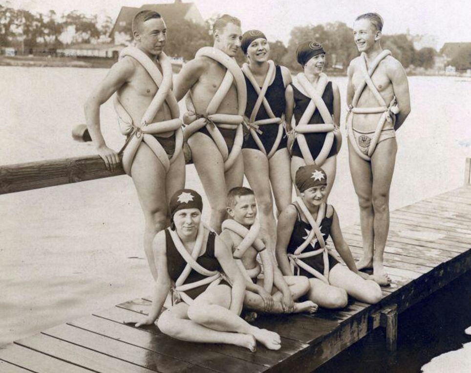 Ранняя версия спасательных жилетов, Германия, 1925 — История в фотографиях: люди, времена и нравы / Камералабс