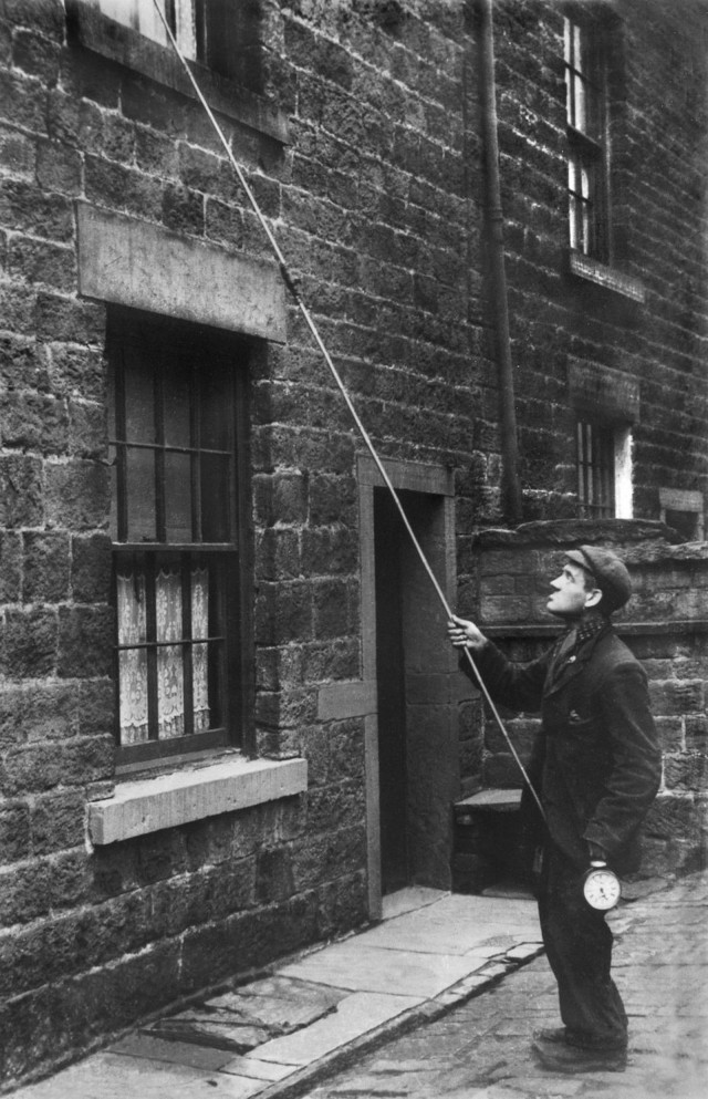 Человек-будильник (knockers-up) в Англии, 1910