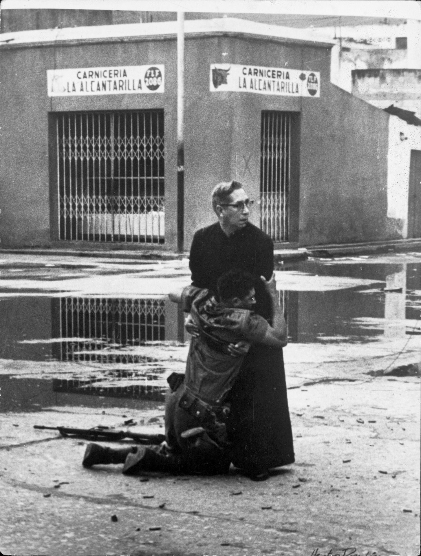 Священник Луис Падильо и раненый солдат во время восстания в Венесуэле, 1962. Фотограф Эктор Рондон Ловера