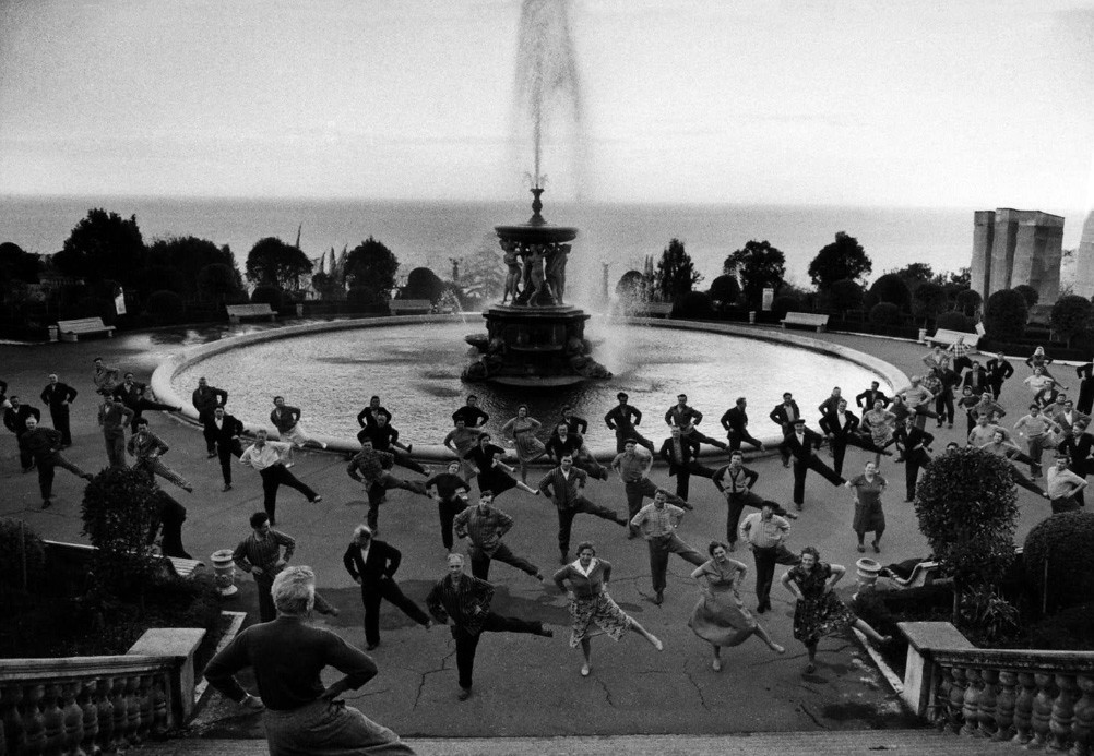 Спорт для всех. Утренняя зарядка в Сочи, 1962. Фотограф Роберт Лебек