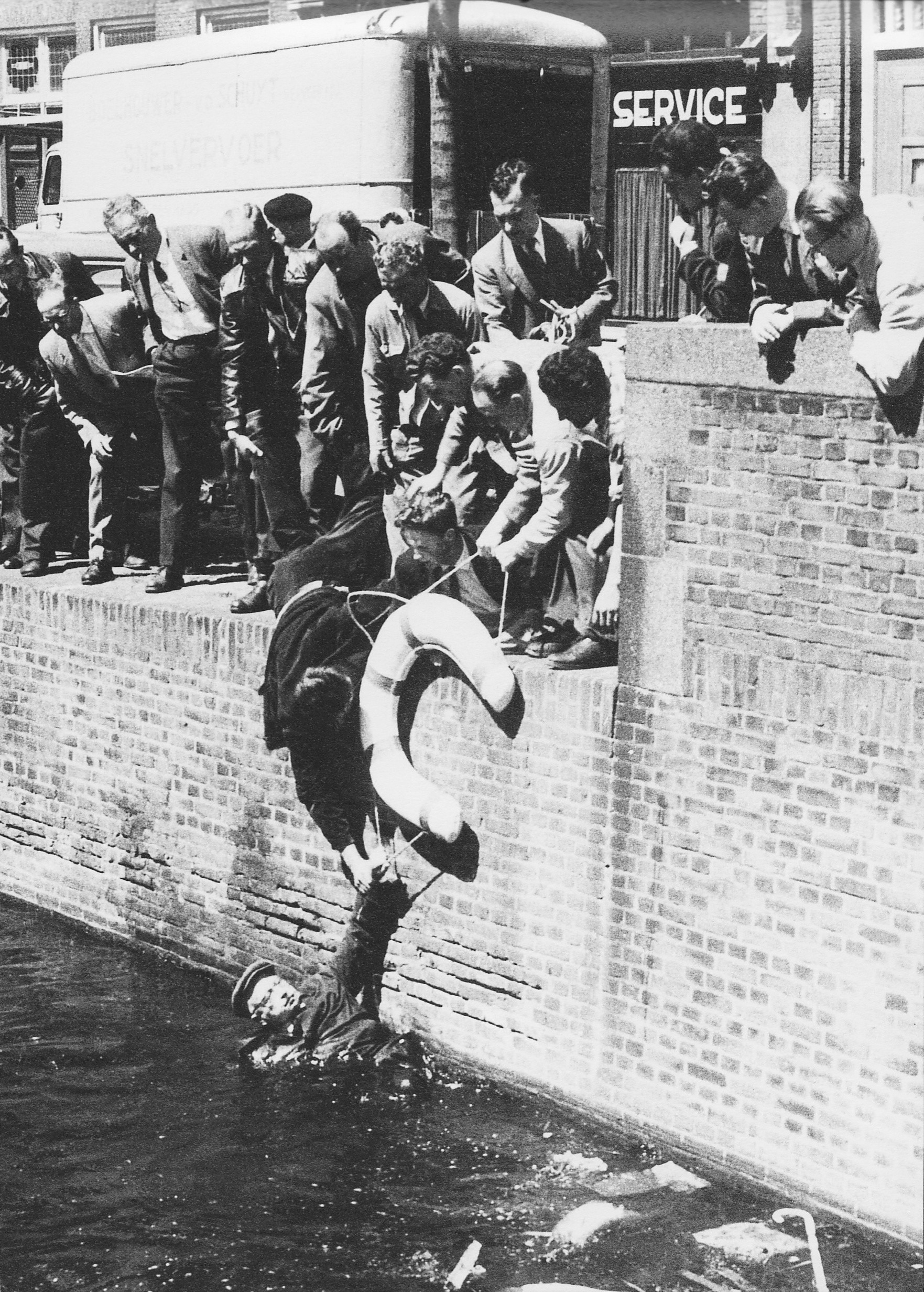 Спасение слепого человека, упавшего в канал. Гаага, Нидерланды, 1957. Фотограф Саймон Э. Смит