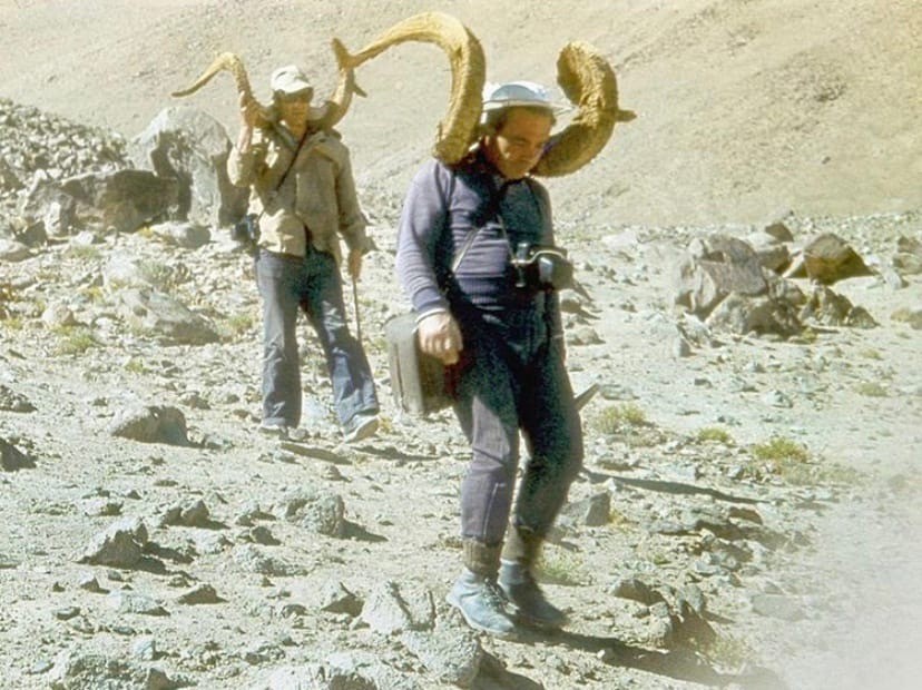 Геологи с находками на горных склонах Памира, Таджикская ССР, 1975. Фотограф Владимир Фараджев