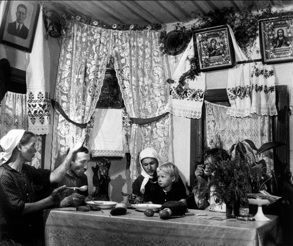 Семья колхозников за столом. Украина, 1947. Фотограф Роберт Капа