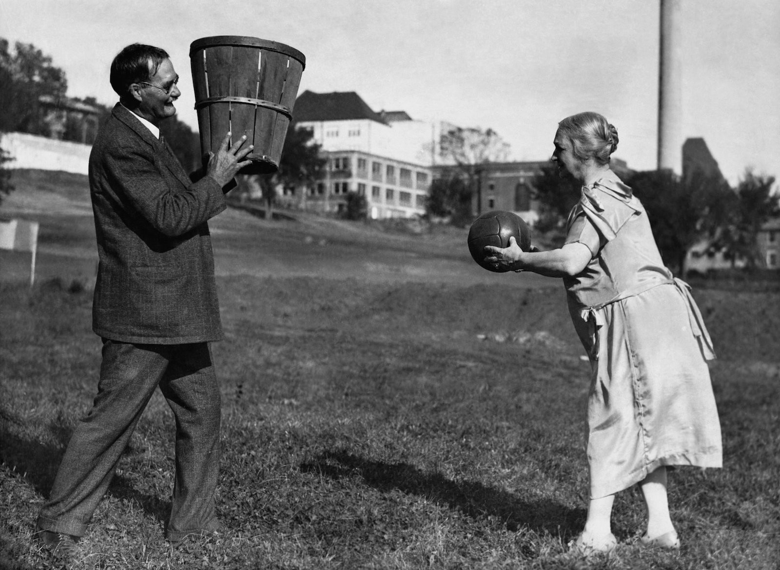 Создатель баскетбола Джеймс Нейсмит с женой, Канзас, 1928