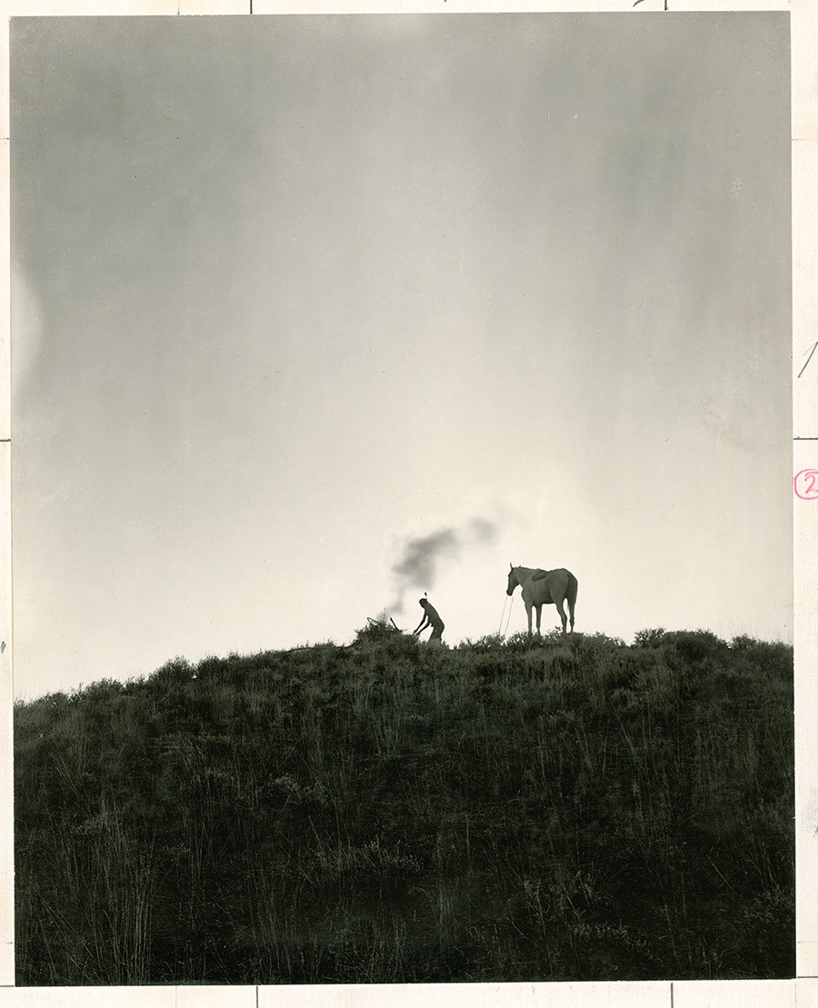 Индеец посылает дымовые сигналы. Монтана, 1909. Фотограф Джозеф К. Диксон