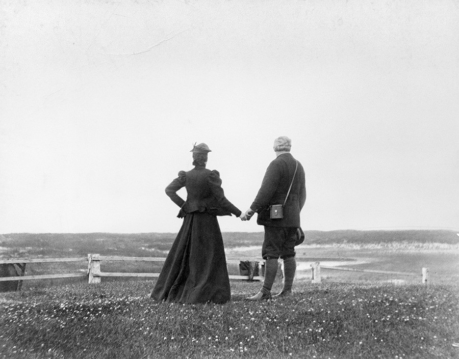 Александр Грейам Белл с женой Мейбел в Новой Шотландии, 1898