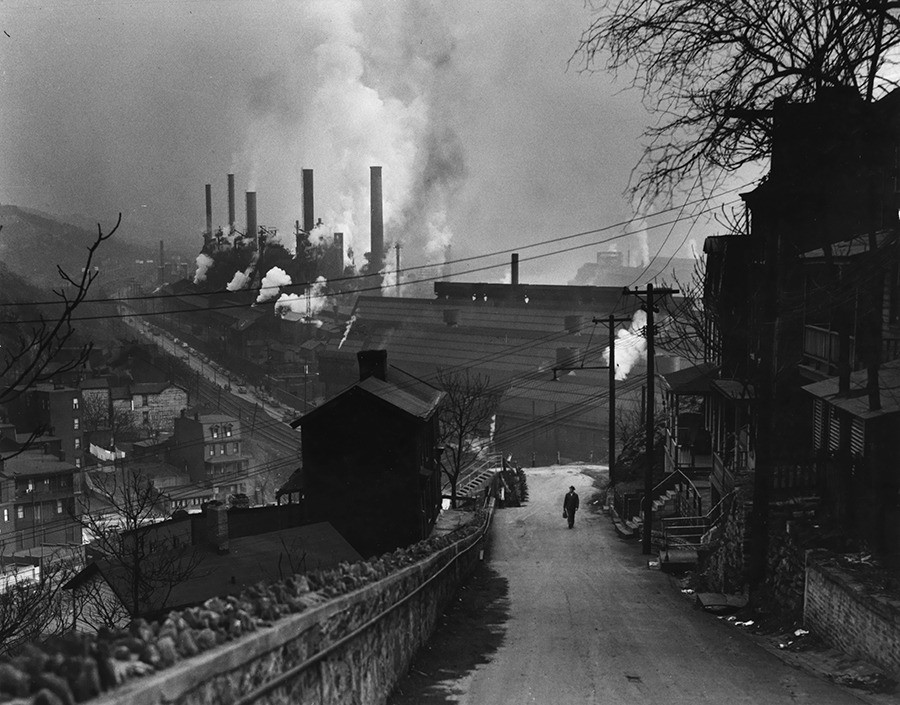 Жилые дома и сталелитейные заводы в Питтсбурге, штат Пенсильвания, 1949. Фотографы Джон Э. Флетчер и Энтони Б. Стюарт