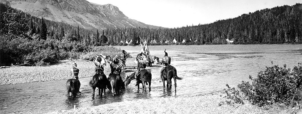Черноногие индейцы в национальном парке Глейшер, ок. 1914