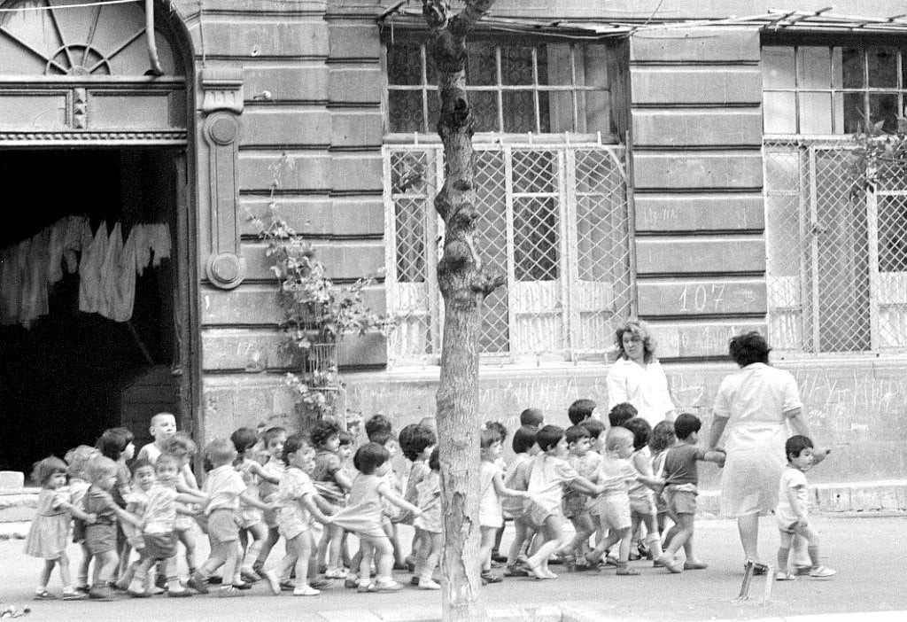 Детский сад на прогулке. Баку, Азербайджан, 1962. Фотограф Игорь Пальмин