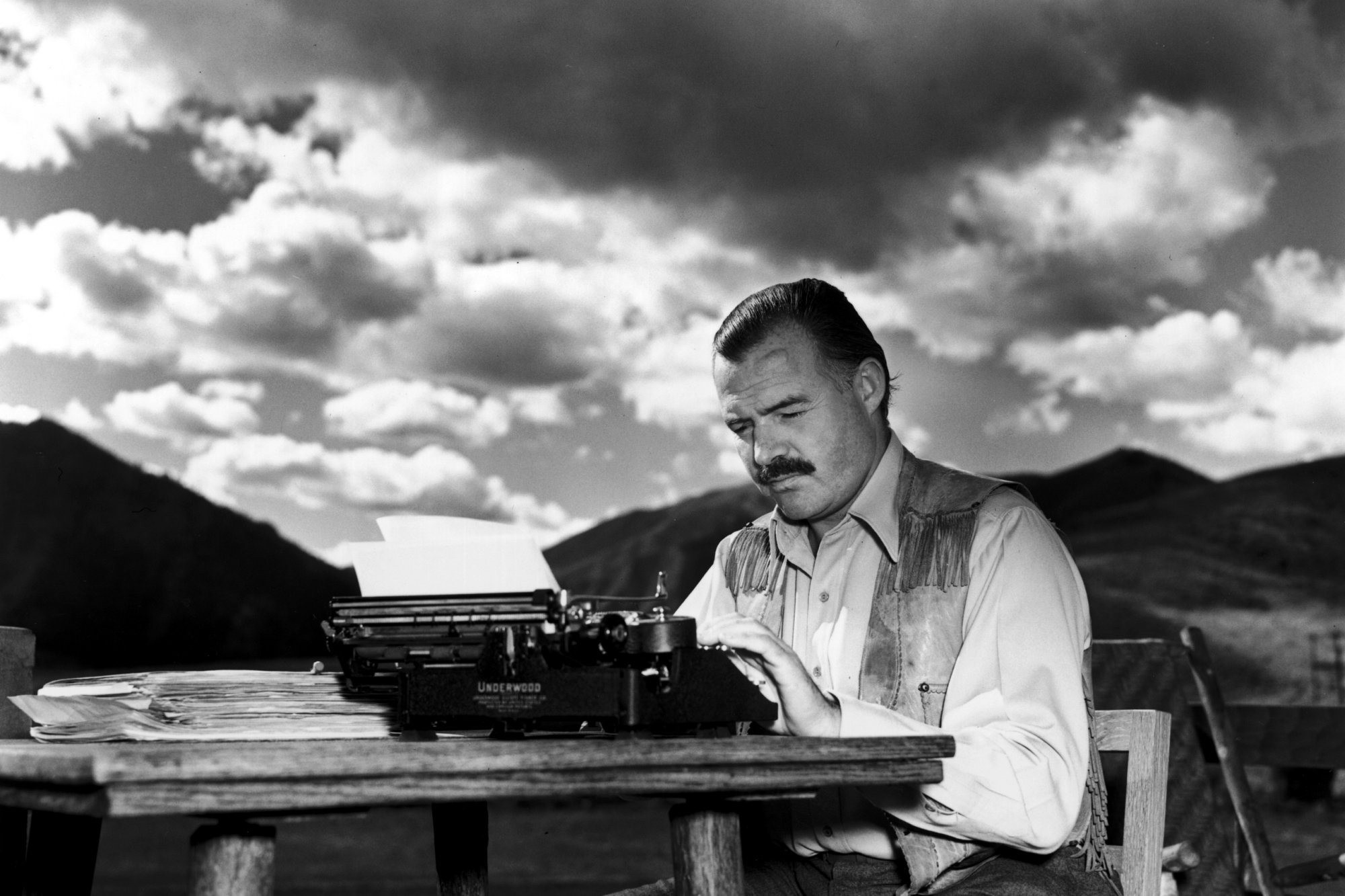 Эрнест Хемингуэй за пишущей машинкой, 1939. Фотограф Ллойд Арнольд