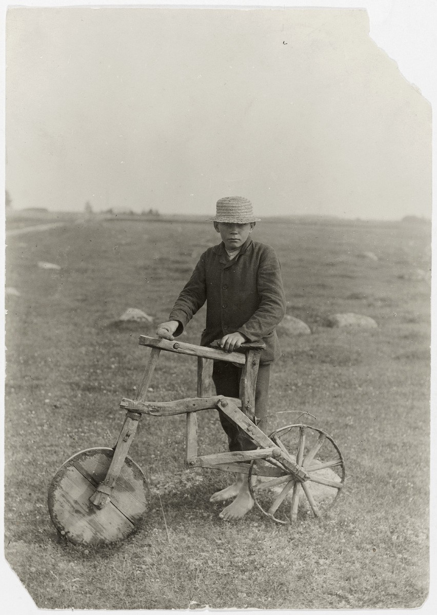 Мой самодельный велосипед. Тарвасту, уезд Вильяндимаа, Эстония, 1912. Фотограф Йоханнес Пяэсуке