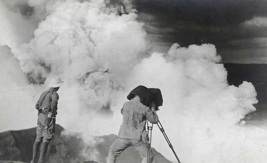 Фотограф и геолог наблюдают за активностью вулкана Тааль на Филиппинах, апрель 1912 года