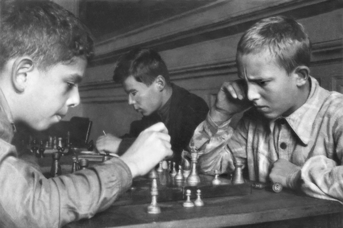 Пионеры за игрой в шахматы, 1930-е годы. Фотограф Борис Иваницкий