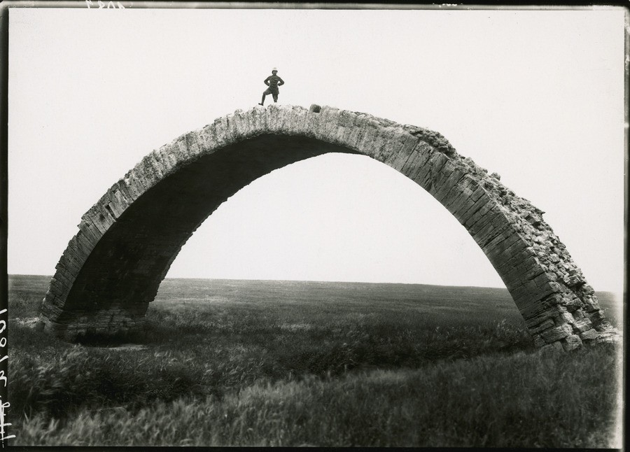Древний римский мост в Мосуле, Ирак, 1920. Фотограф М. В. Оппенгейм