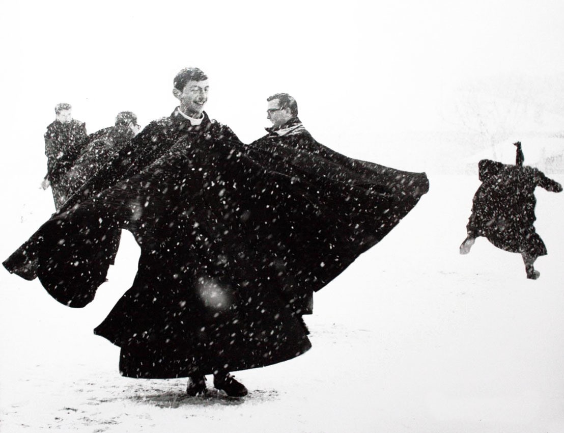 Семинаристы играют в снежки. Сенигаллия, начало 1960-х. Фотограф Марио Джакомелли