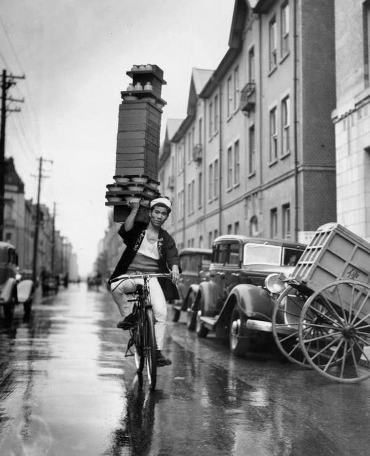Доставка еды в Токио, 1940-е — История в фотографиях: люди, времена и нравы / Камералабс