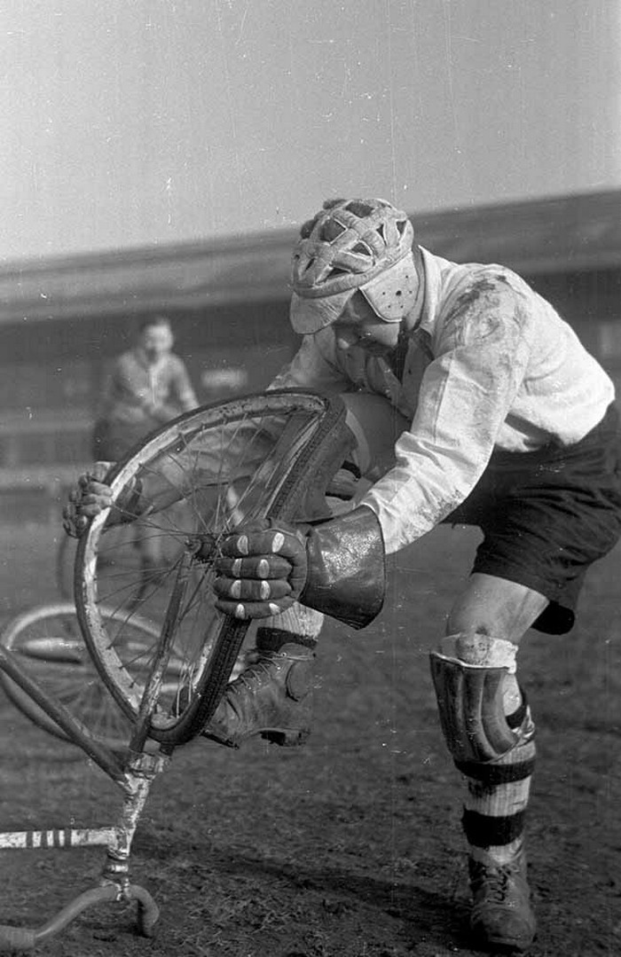 Звезда велосипедного спорта Джордж Брейк пытается выровнять колесо во время лондонской гонки, 1948. Фотограф Берт Харди