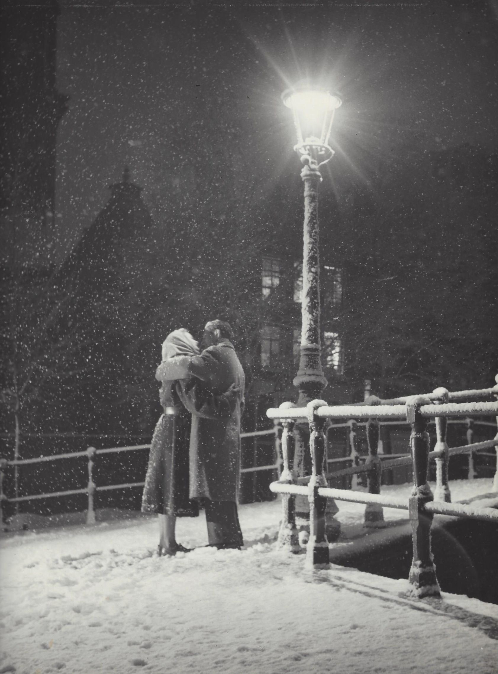 Любовь и снег, Амстердам, 1950-е. Фотограф Кис Шерер — История в фотографиях: люди, времена и нравы / Камералабс