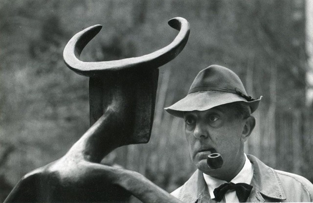 Жак Тати в саду скульптур, Музей современного искусства, Нью-Йорк, 1958. Фотограф Йель Джоэл