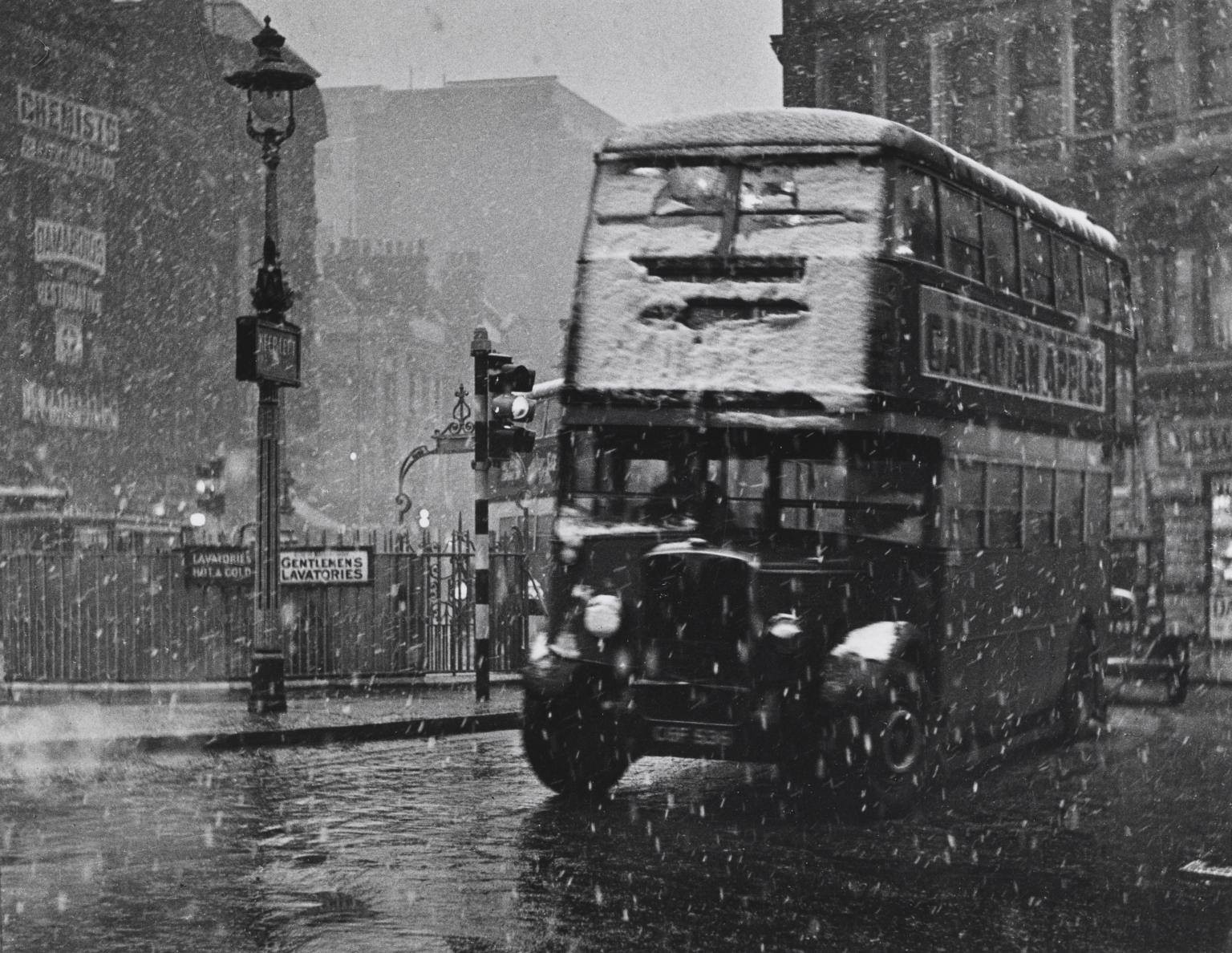 Автобус, Лондон, 1936. Фотограф Вольфганг Сушицки