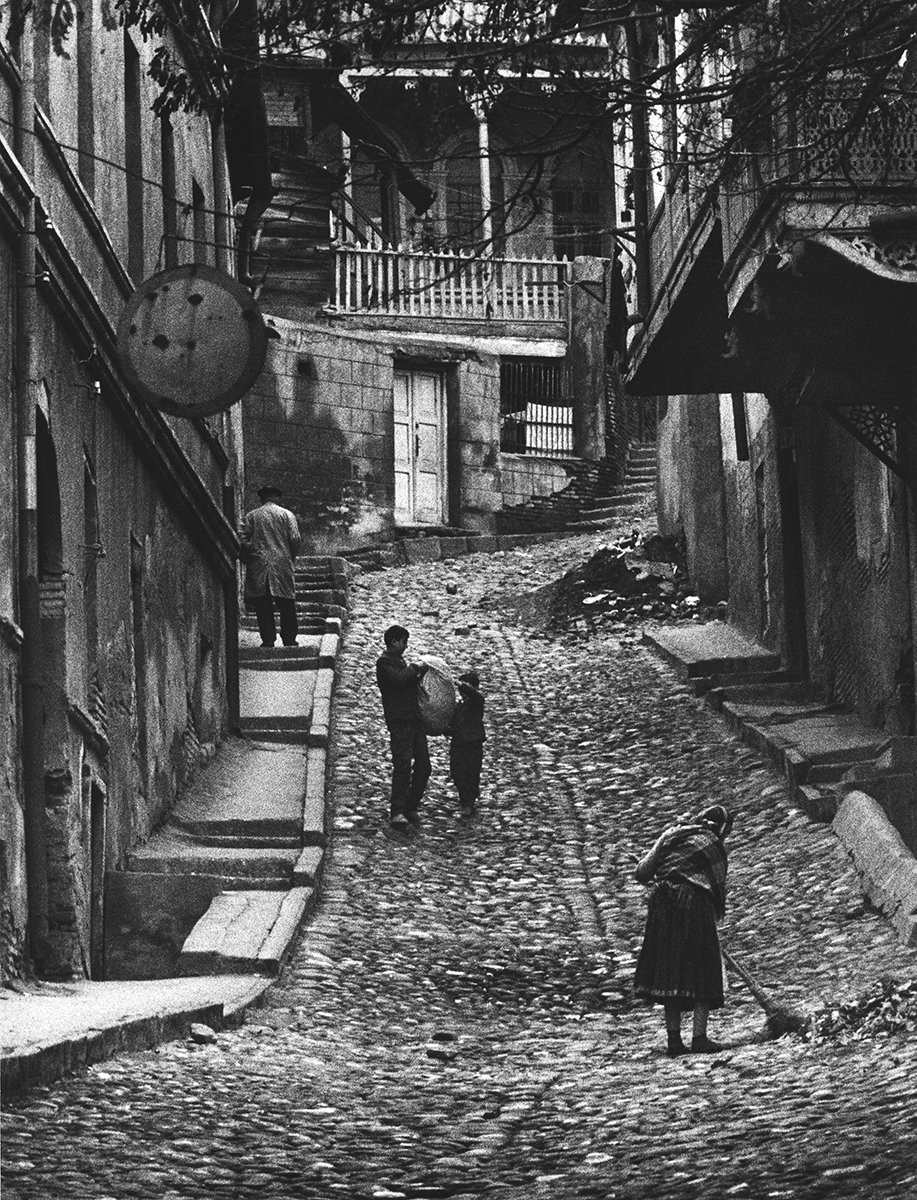 Хозяйка улицы. Тбилиси, Грузия, 1968. Фотограф Михаил Дашевский — История в фотографиях: люди, времена и нравы / Камералабс