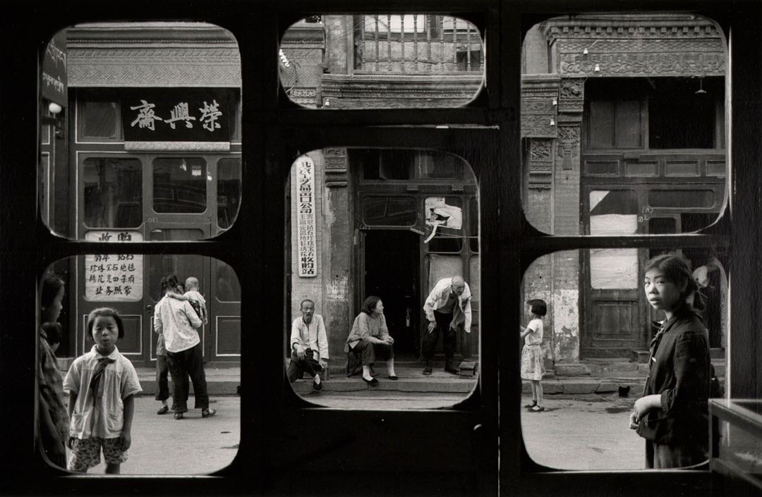 Окна антикварного магазина на улице Люличан, Пекин, 1965. Фотограф Марк Рибу