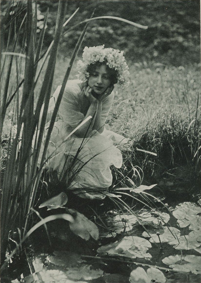 Молодая женщина у пруда с лилиями, ок. 1903. Фотограф Констан Пюйо