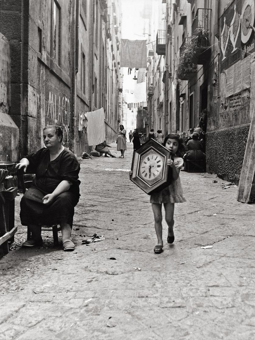Старые часы, Неаполь, 1954. Фотограф Марио Де Бьязи