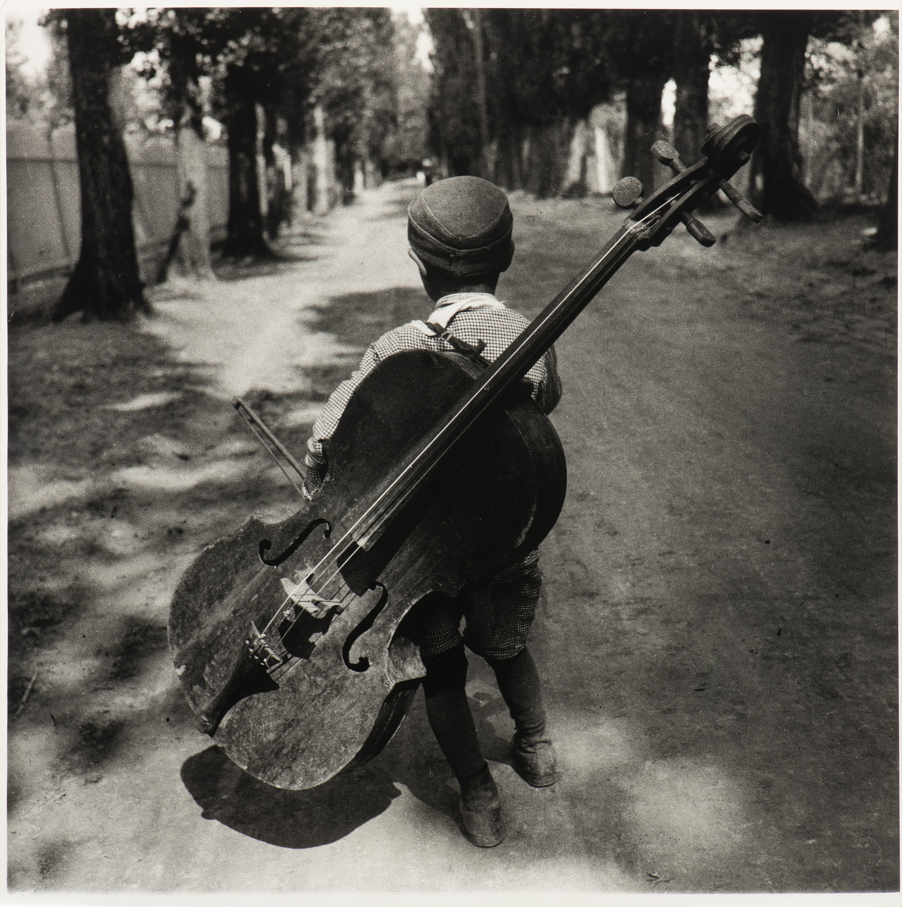 Мальчик с виолончелью, Балатон, Венгрия, 1931. Фотограф Ева Беснё