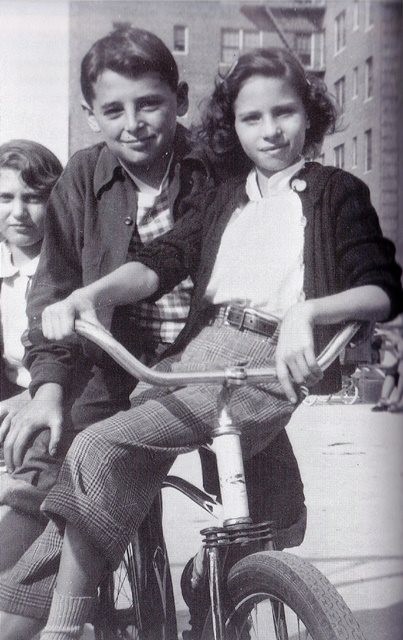 Барбра Стрейзанд с братом Шелдоном в Бруклине, Нью-Йорк, 1952