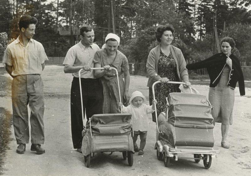 Юрий Гагарин с семьёй в Подмосковье