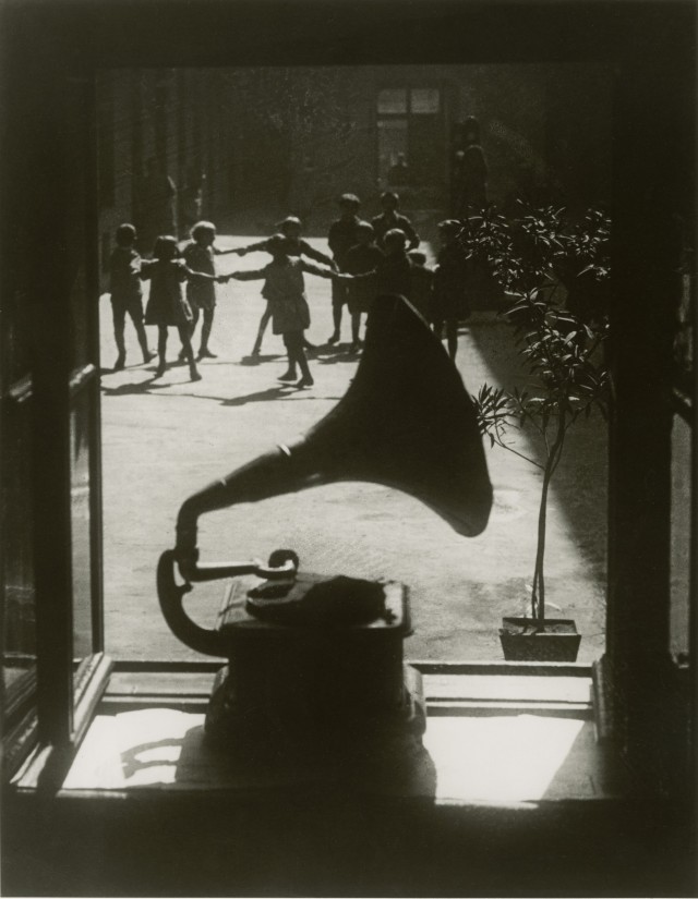 Граммофон, 1923. Фотограф Мартин Мункачи