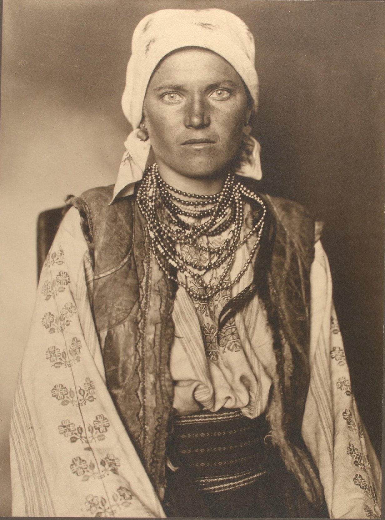 Портрет эммигрантки (предположительно украинки) на острове Эллис, Нью-Йорк, 1906. Фотограф Август Ф. Шерман