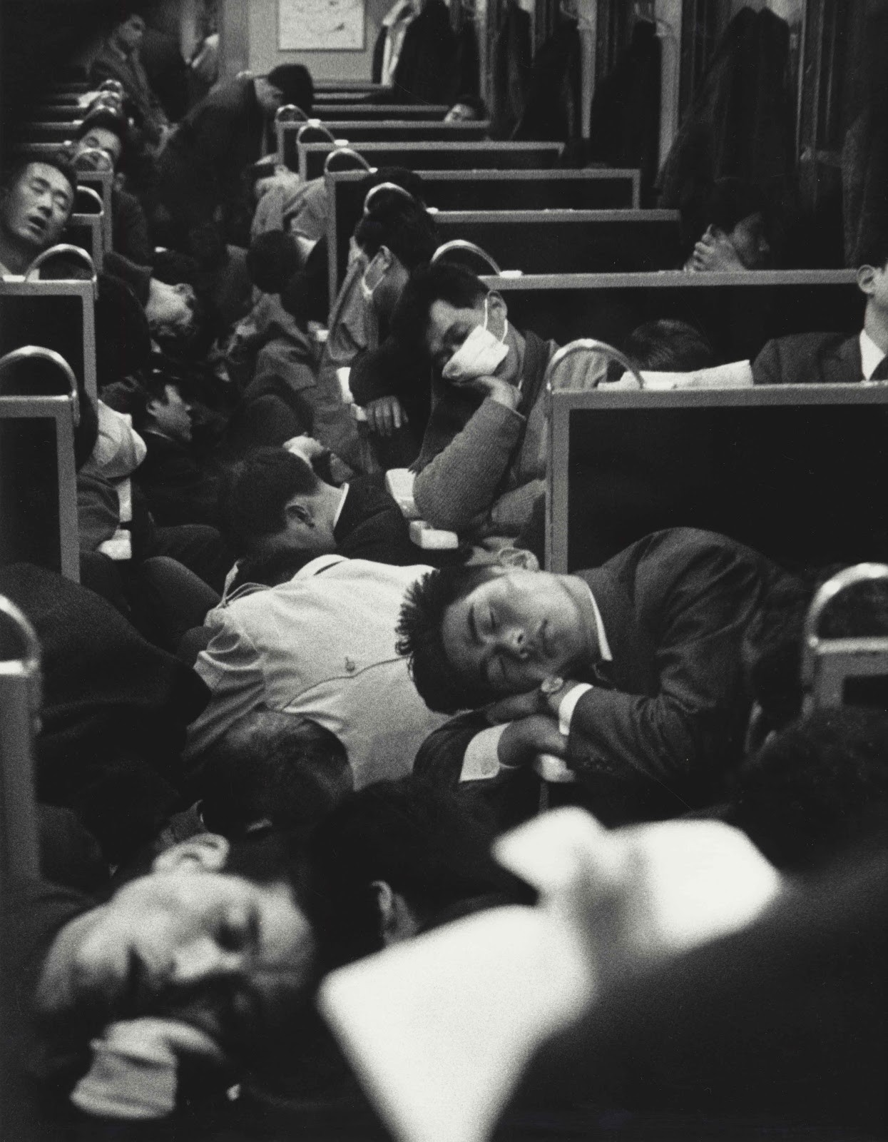 Утренний поезд в Японии, 1964. Фотограф Николя Бувье (Nicolas Bouvier)