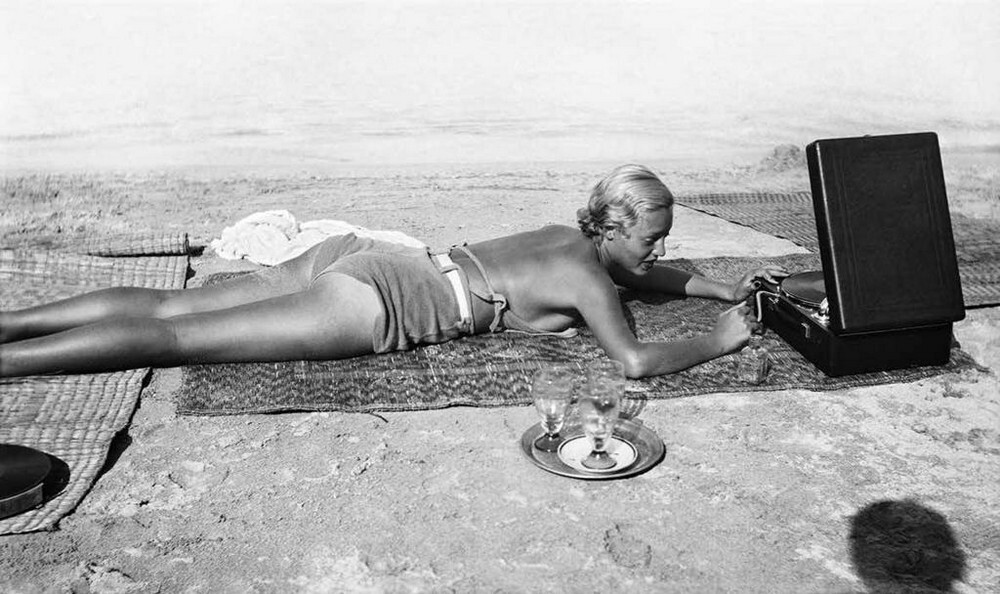 На пляже с музыкой. Мыс Антиб, 1932. Фотограф Жак Анри Лартиг — История в фотографиях: люди, времена и нравы / Камералабс