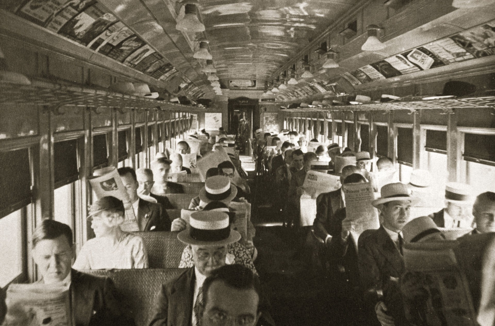 Пассажиры в Нью-Йорке читают газеты по пути на работу, ок. 1920