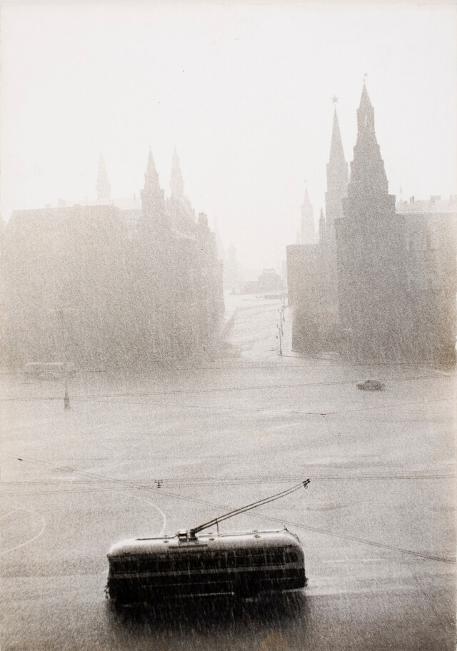 Ливень в Москве, 1956. Фотограф Лиза Ларсен