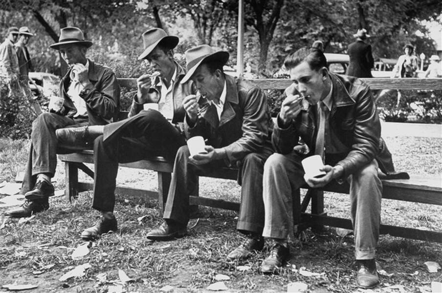 Мужчины с мороженым на ярмарке в Айове, 1952. Фотограф Леонард Маккомб — История в фотографиях: люди, времена и нравы / Камералабс