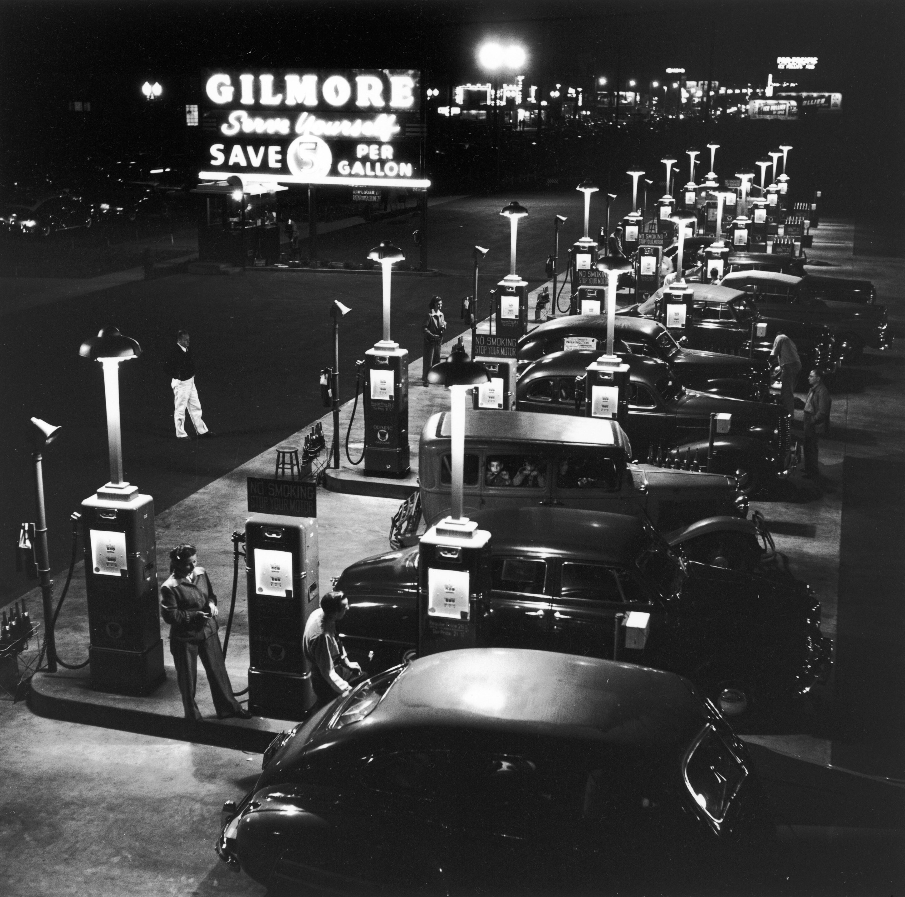 Заправочная станция «Гилмор», 1948. Фотограф Аллан Грант