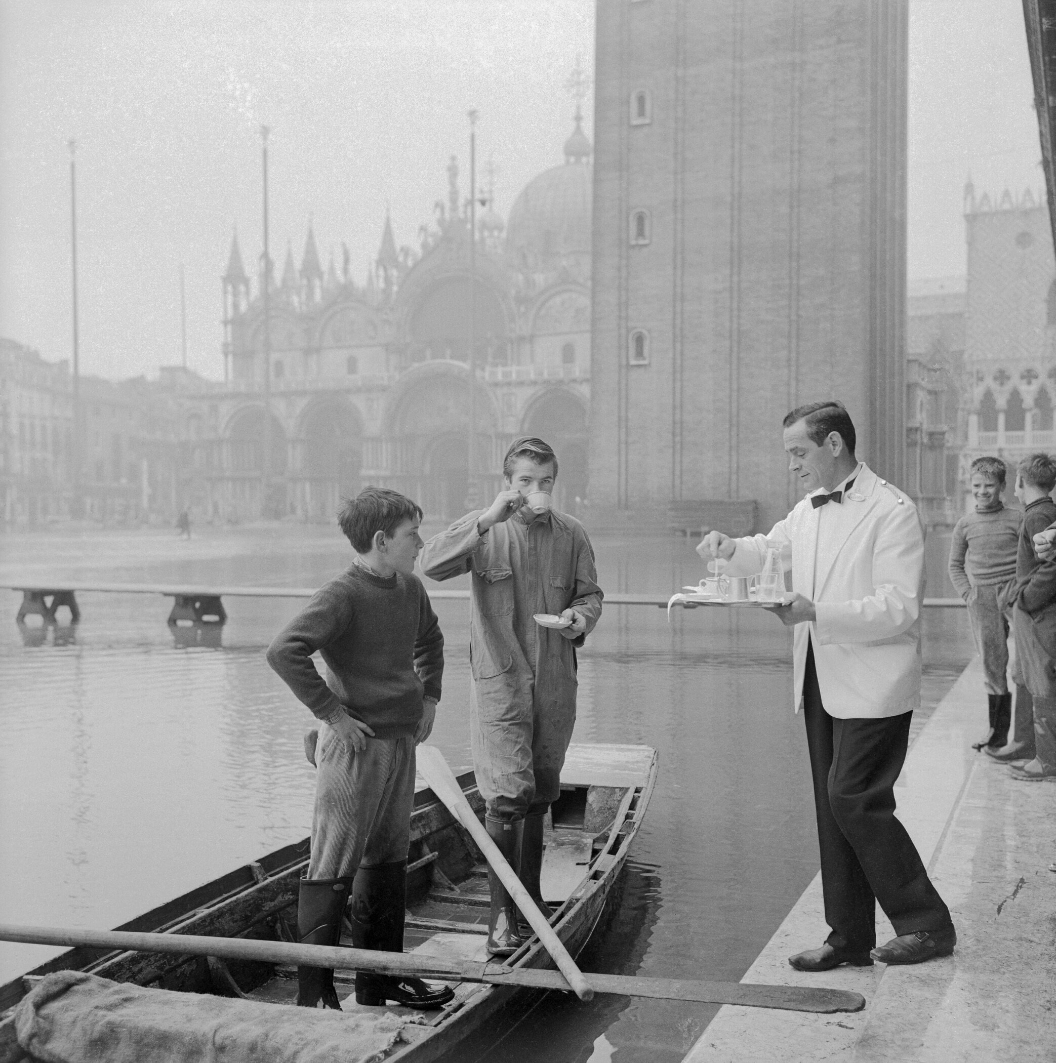 Венецианское кафе Флориан подаёт кофе на затопленной площади Сан-Марко, 1963