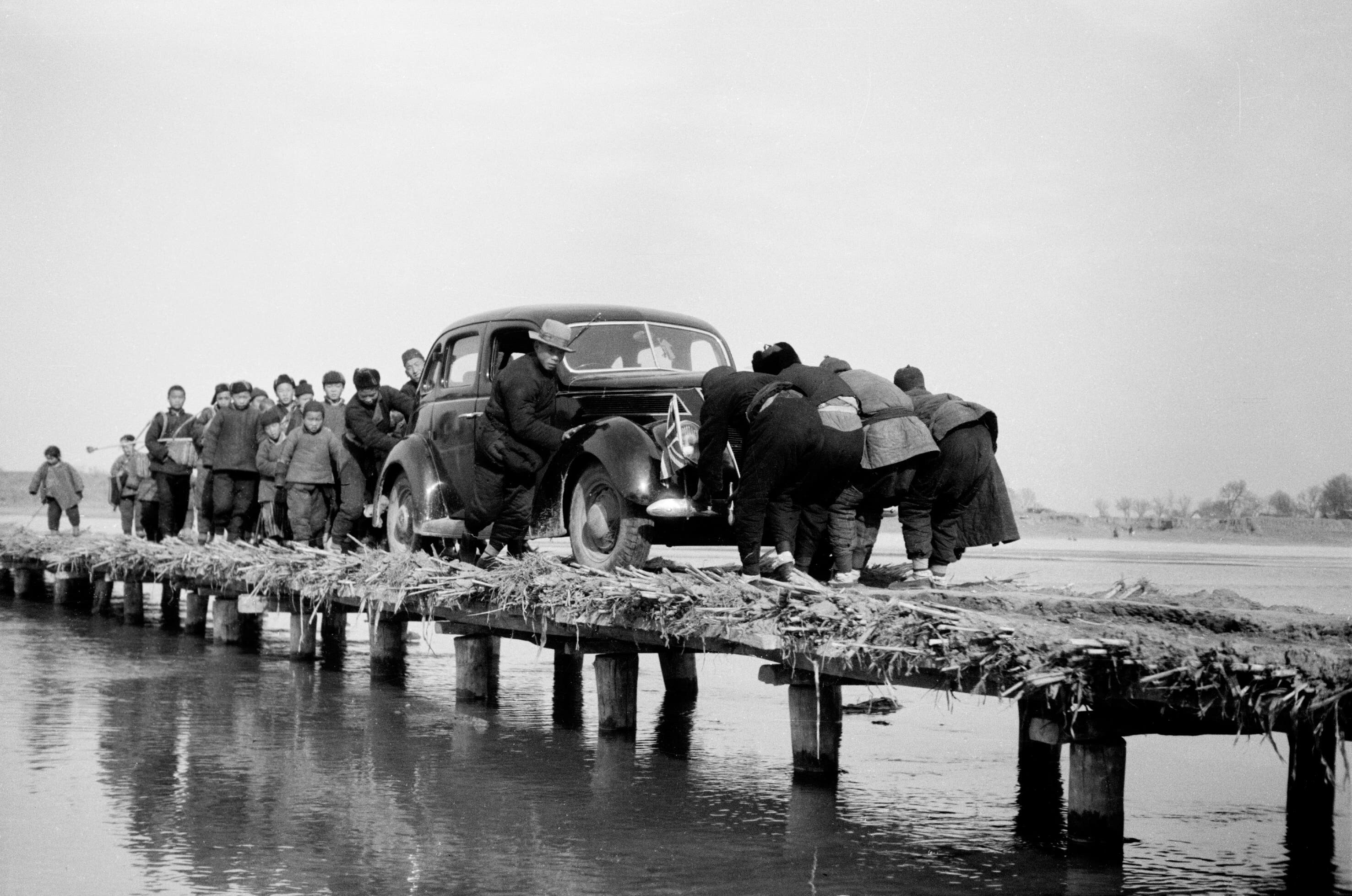 По дороге к храму Конфуция в Цюйфу, Китай, ок. 1938. Фотограф Уолтер Босшард 