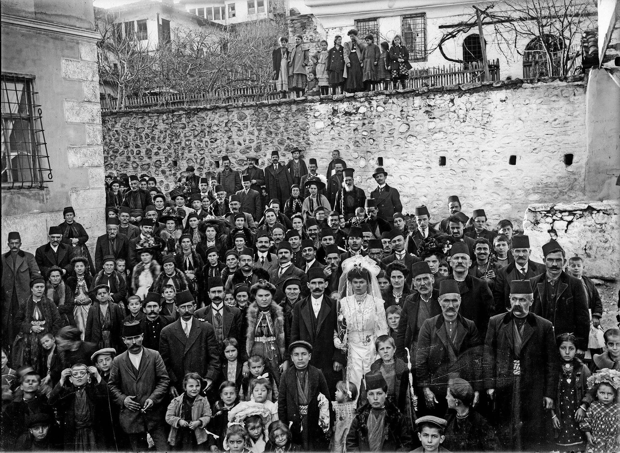 Большая греческая свадьба. Кастория, снято в период 1898 – 1912. Фотограф Леонидас Папазоглу